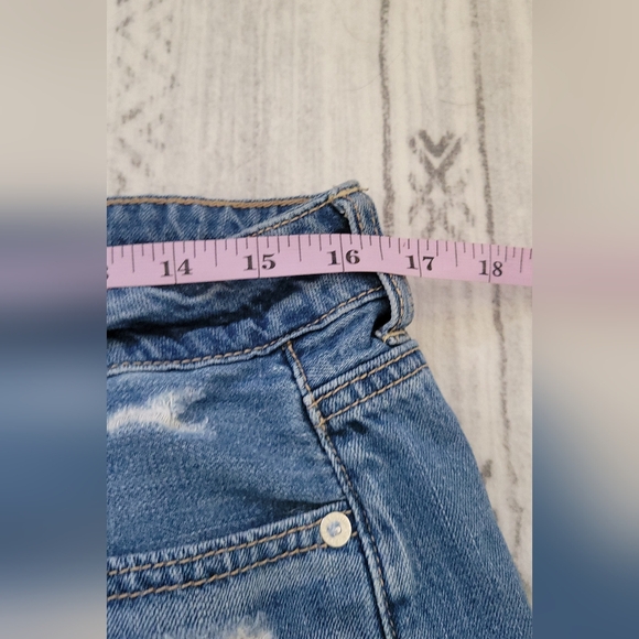 American Eagle Tomgirl distressed shortie jean shorts Size 10 - Picture 9 of 16